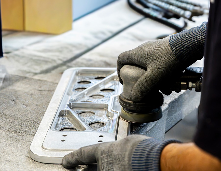 polissage de piece pour les cabines en aviation